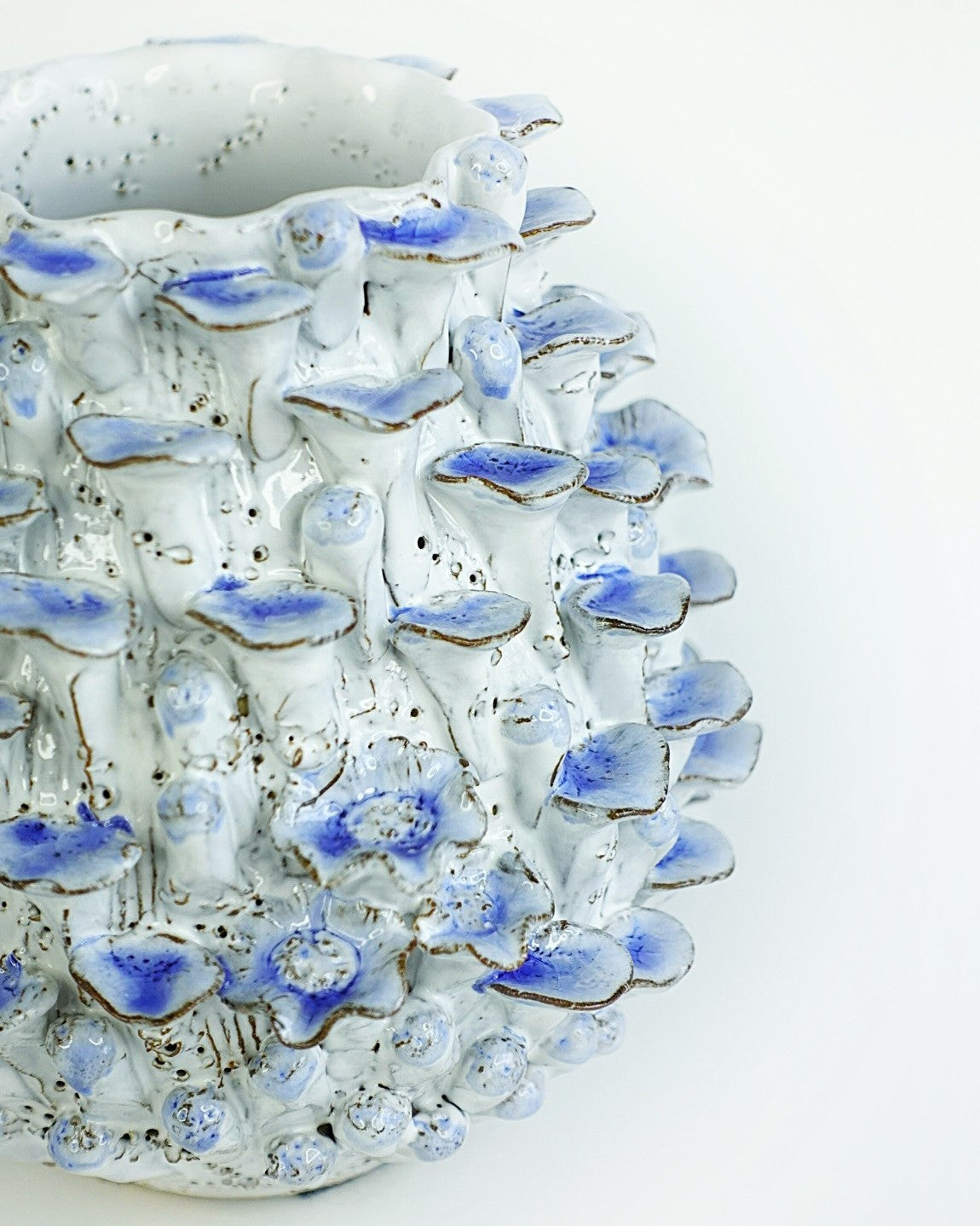 Jarrón de cerámica artesanal Arrecife para Koba Studio. Pieza única de 30 cm inspirada en arrecifes de coral y estructuras marinas.