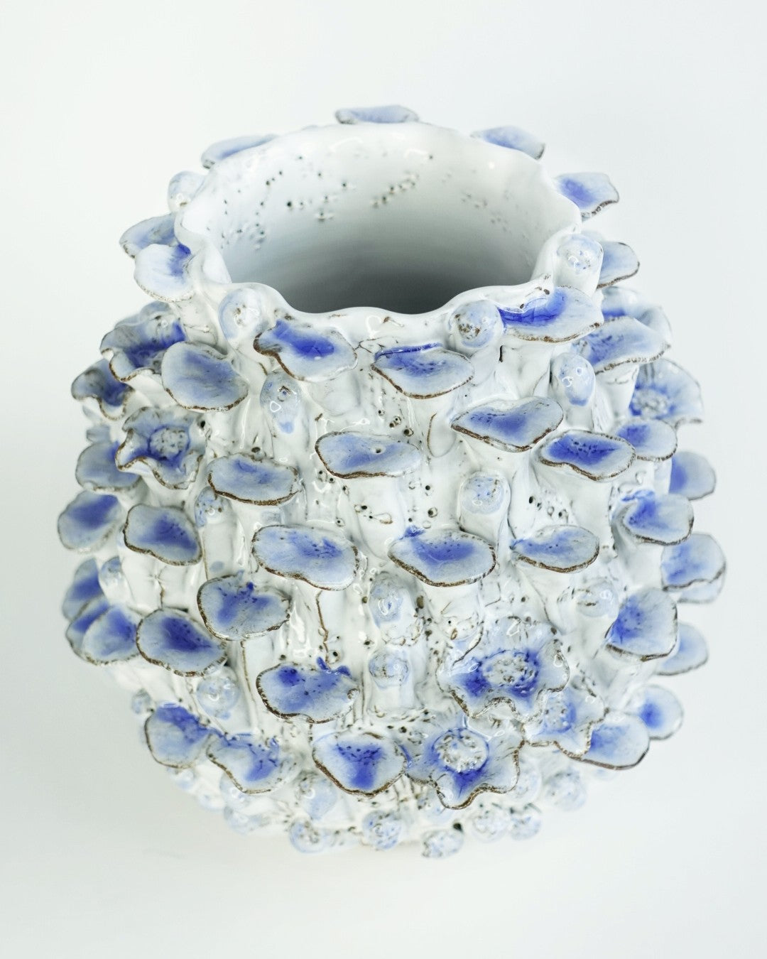 Jarrón de cerámica artesanal Arrecife para Koba Studio. Pieza única de 30 cm inspirada en arrecifes de coral y estructuras marinas.