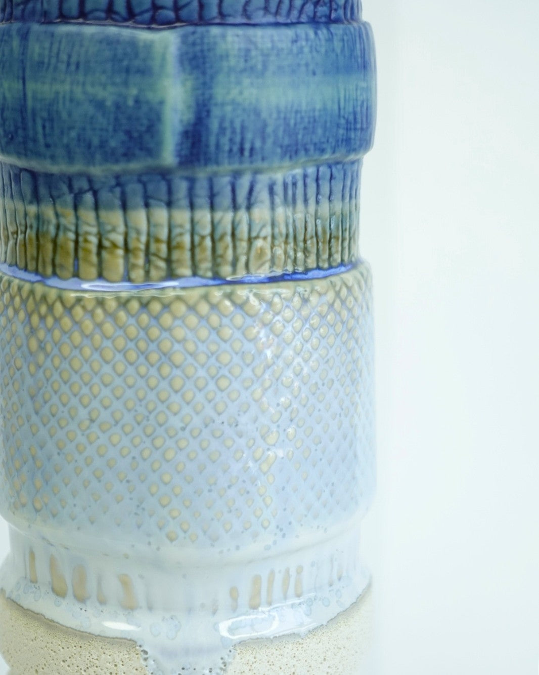 Jarrón de cerámica artesanal Bruma para Koba Studio. Pieza única de 40 cm inspirada en la niebla marina, con esmalte azul y blanco.