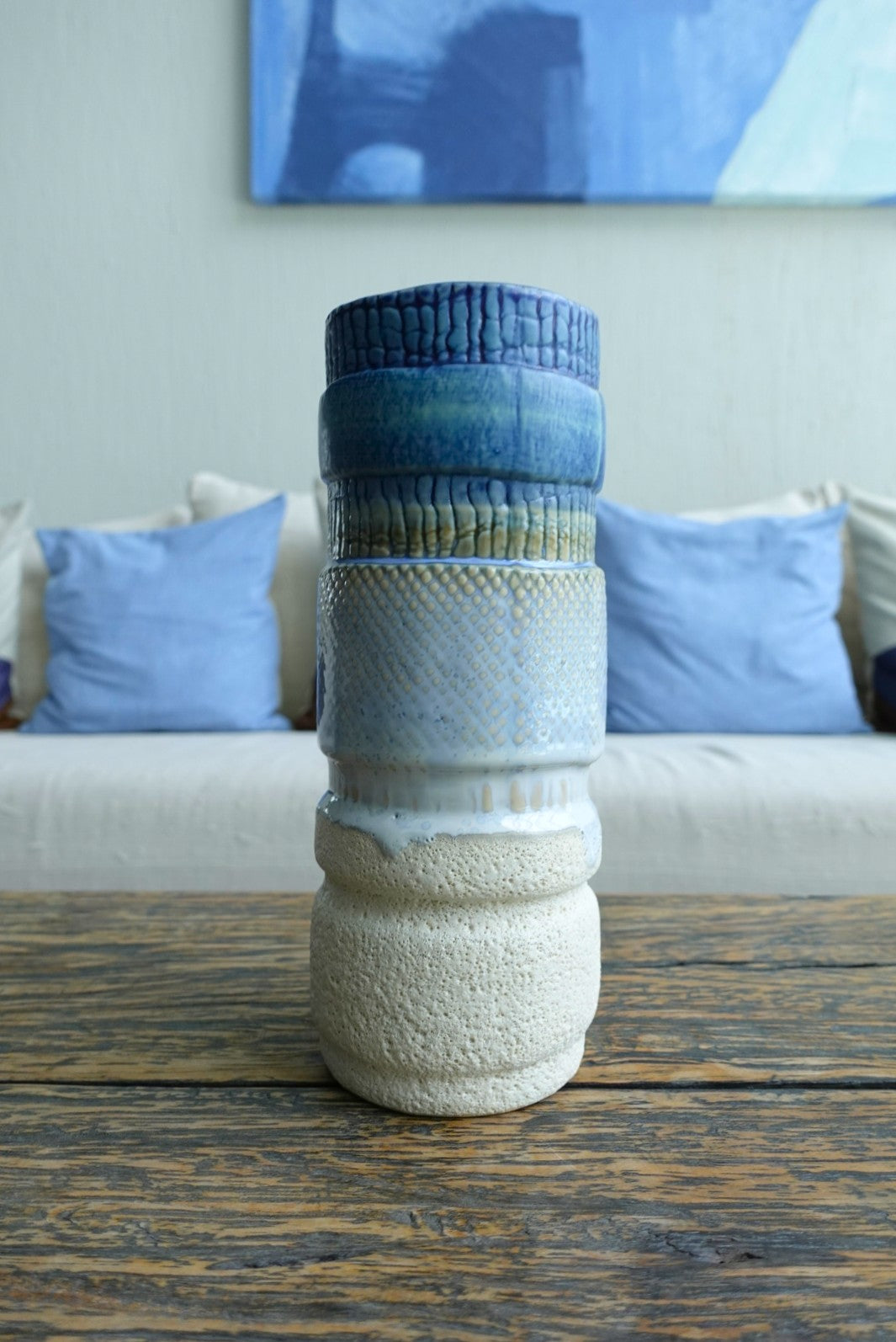 Jarrón de cerámica artesanal Bruma para Koba Studio. Pieza única de 40 cm inspirada en la niebla marina, con esmalte azul y blanco.