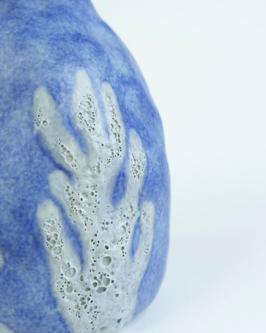Jarrón de cerámica artesanal Coral Azul para Koba Studio. Pieza única inspirada en texturas marinas, coral orgánico y tonos azules.