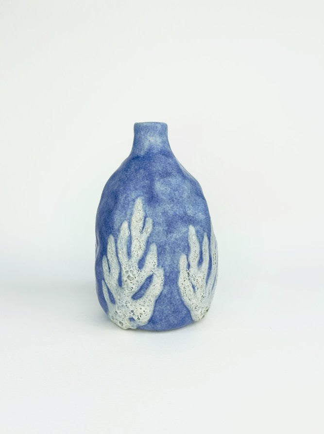 Jarrón de cerámica artesanal Coral Azul para Koba Studio. Pieza única inspirada en texturas marinas, coral orgánico y tonos azules.