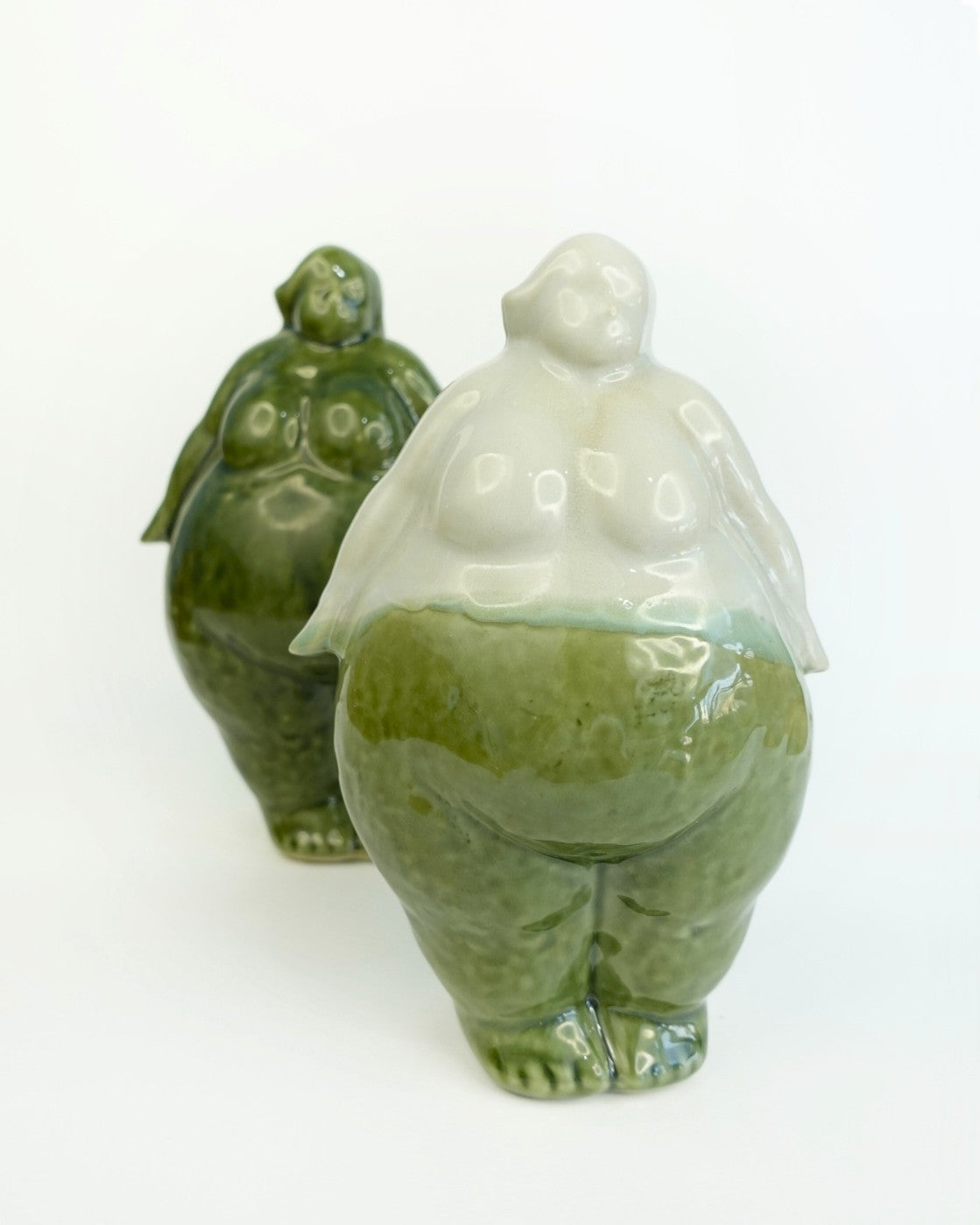 Escultura de cerámica artesanal Gaia Blanca para Koba Studio. Pieza única de 20 cm inspirada en formas femeninas orgánicas y tonos naturales.