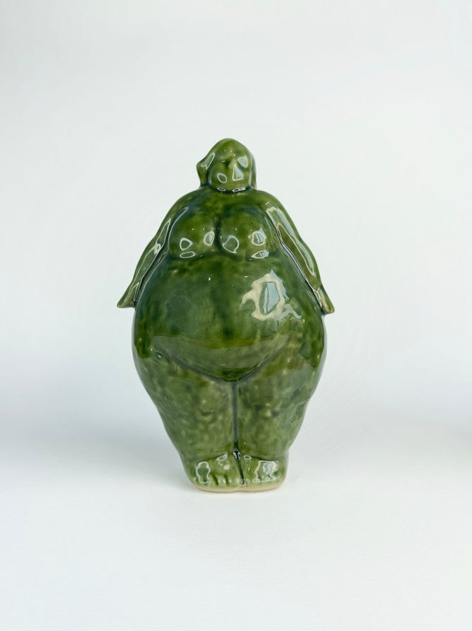 Escultura de cerámica artesanal Green Gaia para Koba Studio. Pieza única de 20 cm inspirada en formas femeninas orgánicas y tonos tierra.