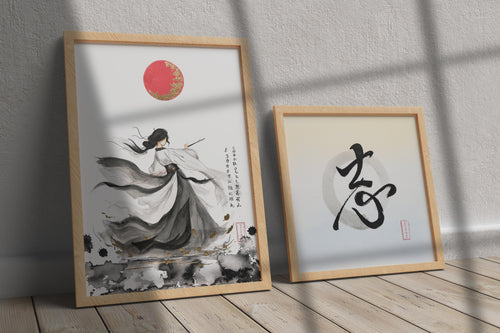 Obra de inspiración japonesa con una figura femenina en movimiento, vestida con formas fluidas en negro y gris. La composición incluye un sol rojo en la parte superior y detalles verticales que recuerdan a la caligrafía japonesa.
