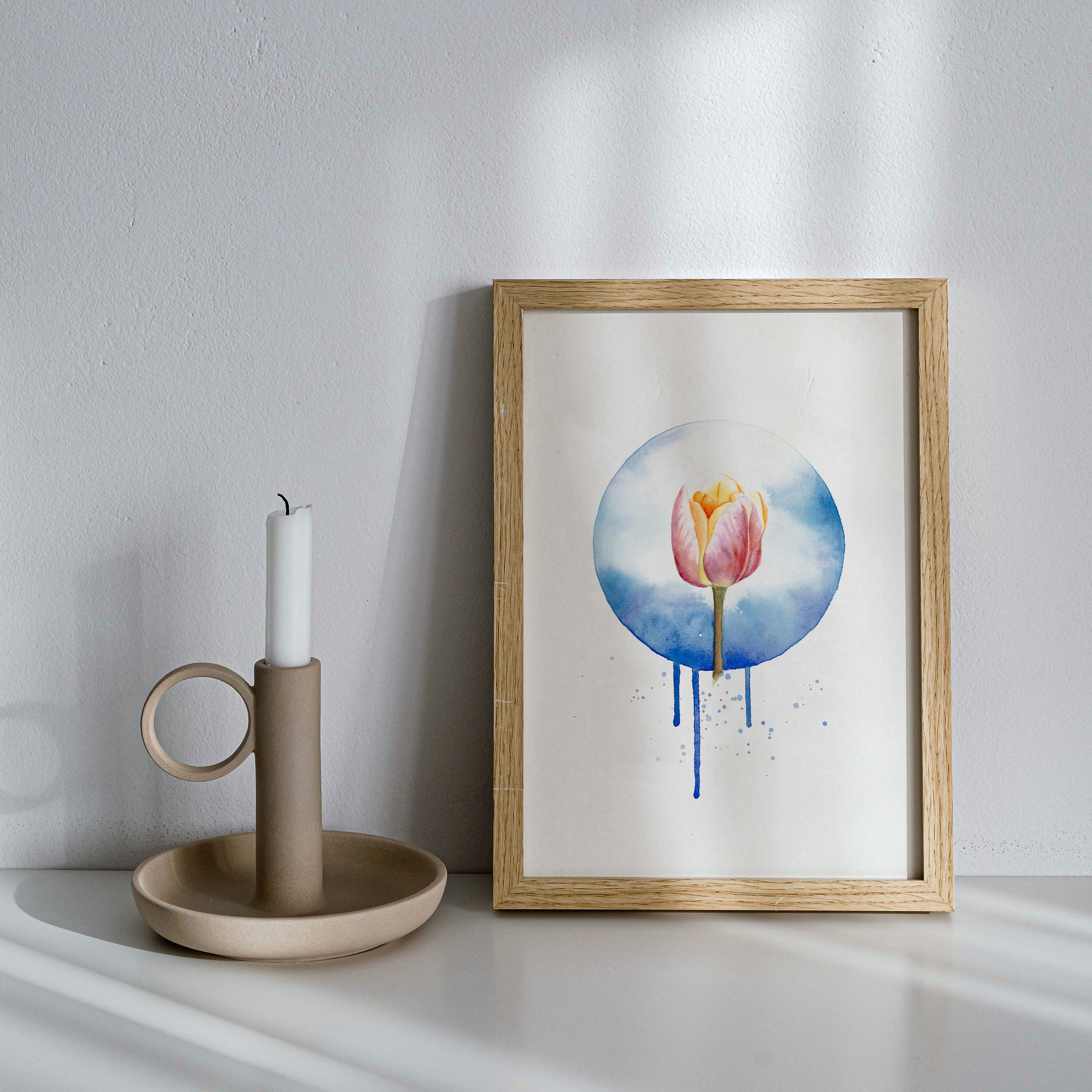 Tulipán rosa y naranja que emerge de una atmosfera etérea azul