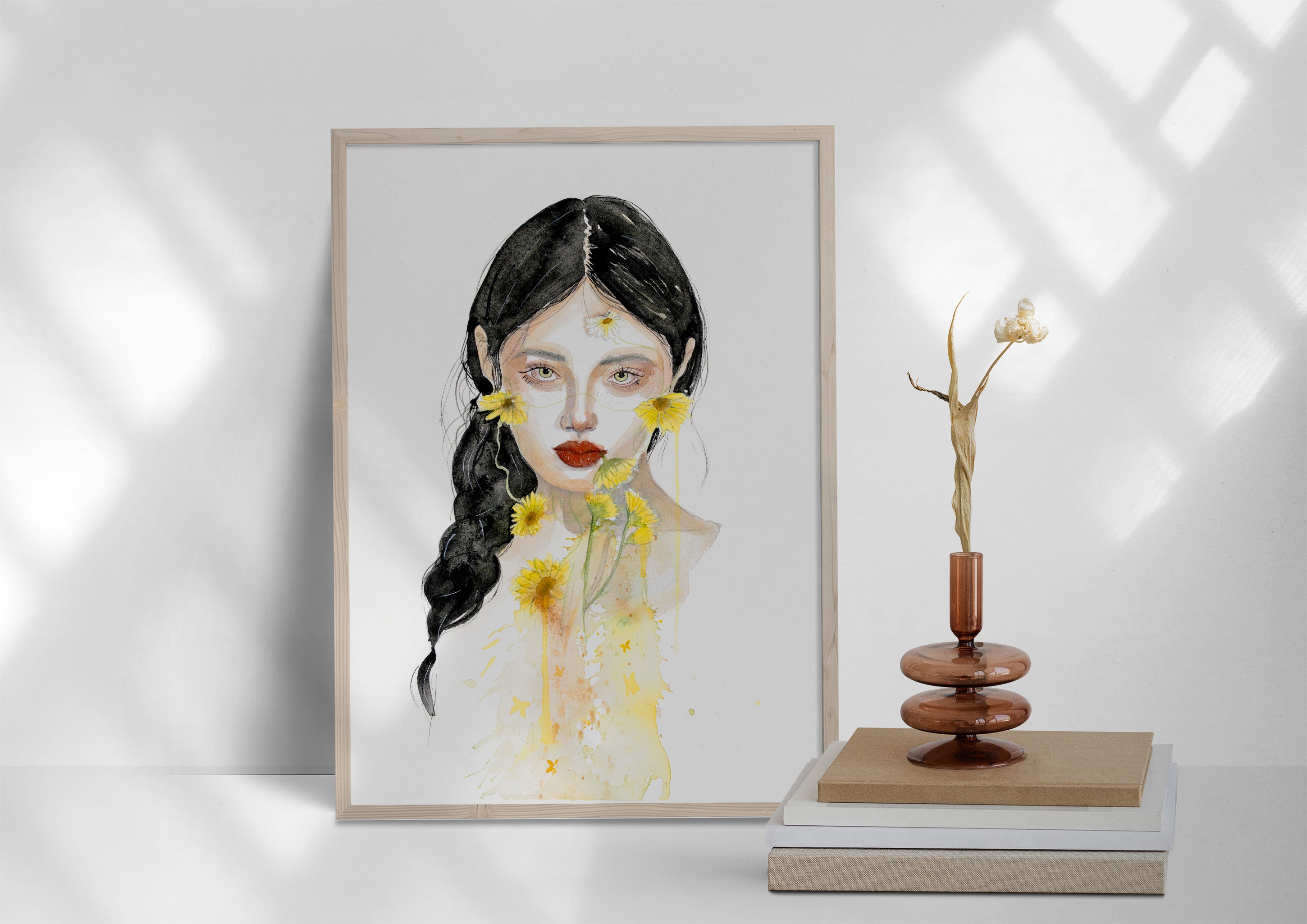 Retrato femenino en acuarela sobre fondo claro. La figura aparece de frente, con cabello oscuro trenzado, detalles florales amarillos y una mirada serena que transmite transformación, delicadeza e introspección.