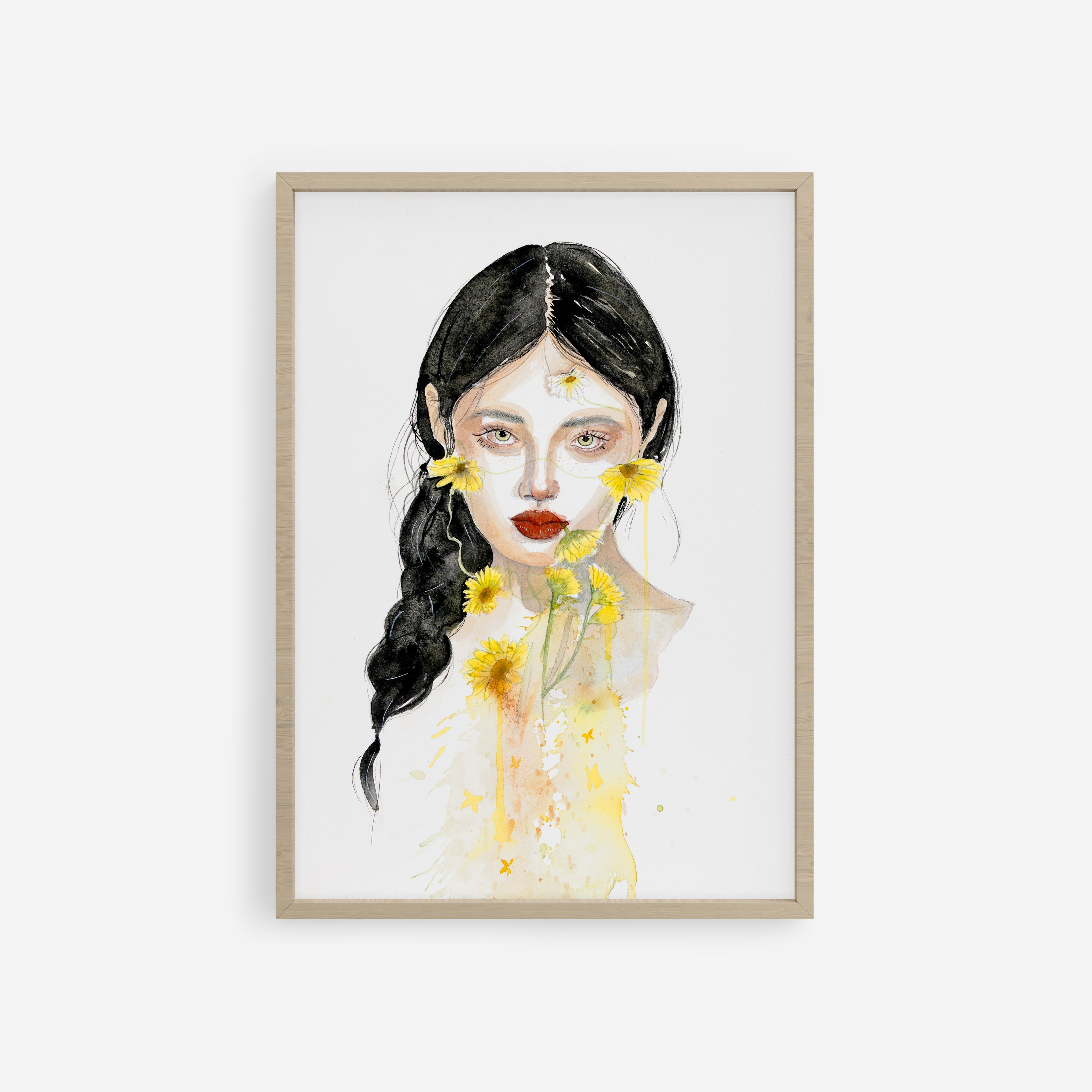 Retrato femenino en acuarela sobre fondo claro. La figura aparece de frente, con cabello oscuro trenzado, detalles florales amarillos y una mirada serena que transmite transformación, delicadeza e introspección.