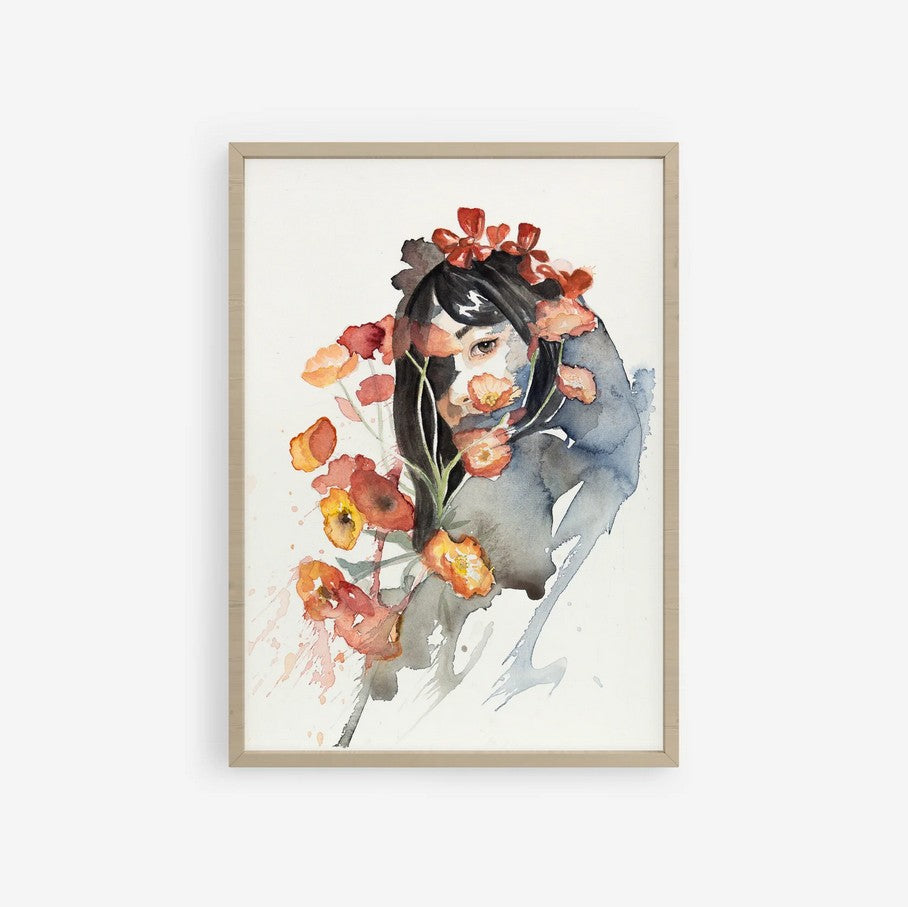 Retrato femenino en acuarela sobre fondo claro. La figura aparece parcialmente cubierta por flores y pétalos en tonos naranjas, con cabello oscuro y una atmósfera delicada que transmite intimidad, protección y misterio.